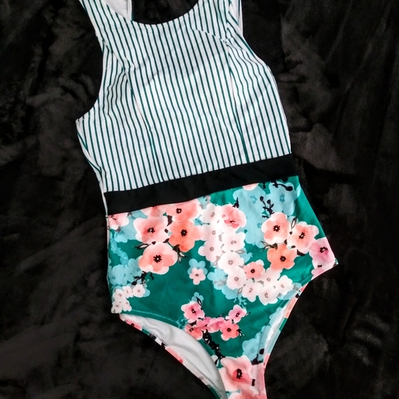 Brand new Cupshe Striped Floral - Picture 2 of 12